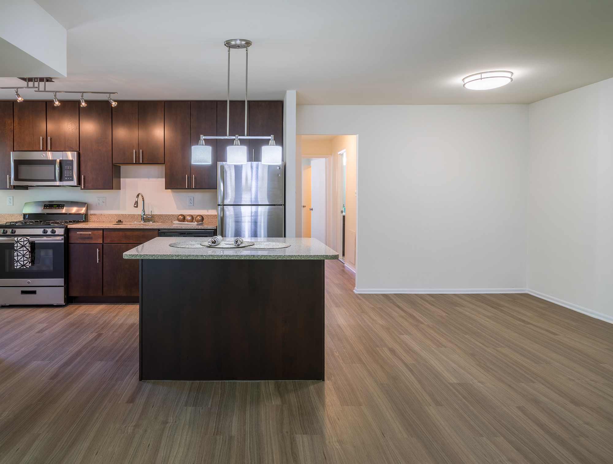Hillwood Premium Renovated Apartment with Hardwood Flooring and Kitchen island Hillwood Premium Renovated Apartment with Hardwood Flooring and Kitchen island